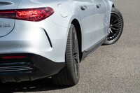 リアアクスルステアリングは後輪が最大9度まで逆位相に切れる。写真でもよく分かるが、運転席からはドアミラー越しにタイヤのトレッド面が見えるほど。