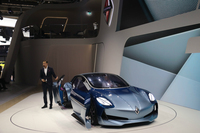 「ボルクヴァルト・イザベラ」についてプレゼンテーションを行う、チーフデザインオフィサーのアンドレアス・ワーミング氏。