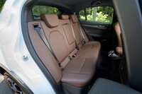 リアシートは座面と背もたれがややフラットなつくりだが、アルファの名前から想像するよりも広くてルーミーだ。