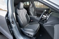 シートにはウルトラスエードと本革のコンビ表皮を採用。内装色は今回の試乗車のブラックのほかにダークローズも選べる。
