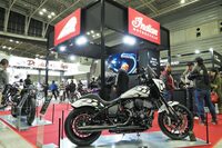 「ヨコハマホットロッドカスタムショー2024」におけるインディアンのブースの様子。新型「スカウト」や「チーフ」「FTR」のカスタムバイクが来場者の目を引きつけていた。