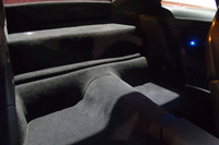 リアシートがあった場所はラゲッジスペースに。シート本体や遮音材などが省かれることで、車重は8段PDKの「911カレラ」を35kg下回っているという。