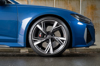 拡大されたフェンダー内には285/30ZR22の「ピレリPゼロ」が収まっている。