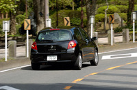 【スペック】
    ルノー・ルーテシア1.6 3ドア(MT):全長×全幅×全高=3990×1720×1485mm/ホイールベース=2575mm/車重=1150kg/駆動方式=FF/1.6リッター直4DOHC16バルブ(112ps/6000rpm、15.4kgm/4250rpm)