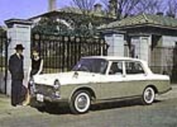 当時流行のツートーンカラーをまとった、1962年4月のデビュー当初のトップグレードである2000デラックス。ピニンファリーナの影響を感じさせるスタイリングだが、フロントのサイドウインドーがリアに比べ極端に小さいなど、どこかチグハクである。