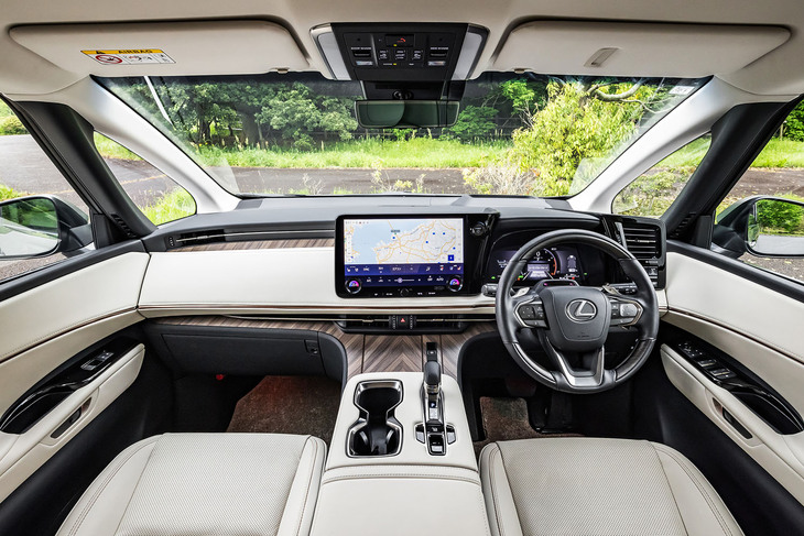 コックピットはレクサスが提唱する「Tazuna Concept」に基づいたデザインが採用される。メータークラスターには12.3インチ、センターディスプレイには14.1インチの液晶パネルを配置。ヘッドアップディスプレイも標準で装備している。