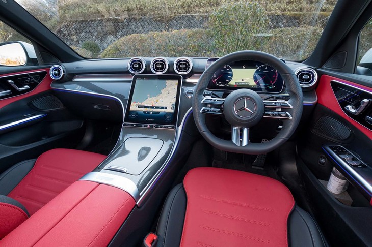 内装色は「AMGライン」装着車でしか選べない「パワーレッド/ブラック」。ダッシュ中央の縦型11.9インチディスプレイはドライバー側に傾けてレイアウトされている。