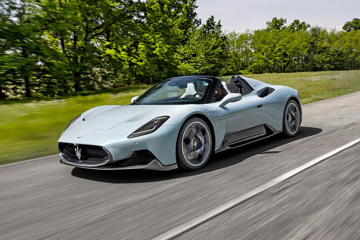 マセラティMC20シエロ:ミドエンジンの「MC20クーペ」に続き、マセラティはオープントップ車も発表。3リッターV6ツインターボから最高出力630PSという驚異的なパワーを発生するイタリアン。価格は26万ユーロ(約3700万円)より。