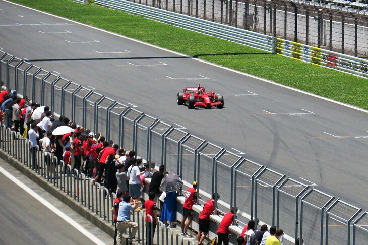 ホームストレートを駆ける「フェラーリF2008」。自然吸気エンジン時代のF1マシンは、今日では耳にすることのできない甲高いエキゾーストサウンドで、来場者を沸かせていた。