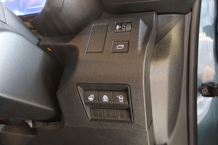 シトロエン・ベルランゴMAX BlueHDi(ダッシュボードのスイッチパネル)