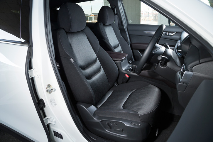 「CX-8 XDプロアクティブ」の前席はファブリック仕立て。運転席には、10Wayの電動調節機構やシートメモリー機能が備わる。