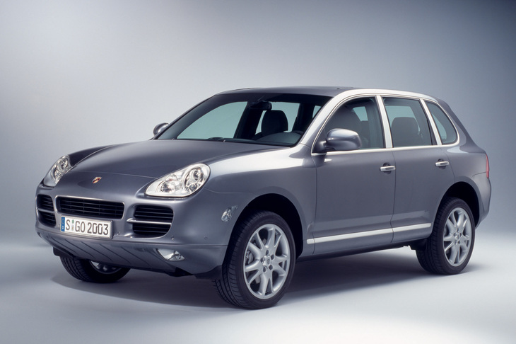 プロポーションにこだわる今日のポルシェからすると、初代「カイエン」はまだちょっとボディーがゆるい印象。例えばこうしてフロントクオータービューで見ても、リアタイヤの後ろの張り出しなどに、重み・たるみを感じる。