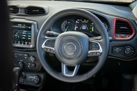 ステアリングホイールは本革巻き。純エンジン車も含めてアダプティブクルーズコントロールは「リミテッド」のみに備わっており、右スポークには追従機能のないクルーズコントロールのスイッチが用意される。