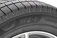 全方位での性能向上がうたわれる「ブリザックWZ-1」。ブリヂストンが行った計測では、「ブリザックVRX3」に比べて氷上での制動距離が11%、氷上旋回のラップタイムが4%短縮されたという。