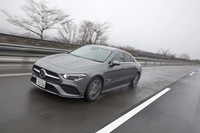 「オールシーズンマックス エーエスワン」を履いた「CLA」で雨の高速道路を行く。水のたまったわだちの上を通過しても、不安な気持ちにさせられることはなかった。