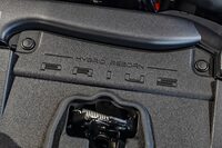 エンジンルームには「PRIUS」という車名とともに、「HYBRID REBORN」の文字が。HEVの本家本元としてのトヨタの自負と、新型「プリウス」に寄せる期待が感じられる。