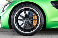 装着されるタイヤは“公道も走れるサーキットタイヤ”とうたわれる「ミシュラン・パイロットスポーツ カップ2」。テスト車には軽量なカーボンセラミックブレーキが装備されていた。