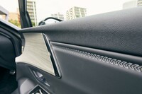 シートと同じダブルシェブロンのステッチはドアパネルのレザーにも。