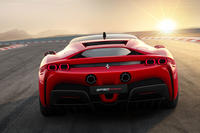 「SF90ストラダーレ」の最高速度は340km/h、0-100km/h加速は2.5秒と発表されている。