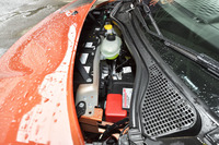 ボンネットは、外すといってもこのように、わずかにスライドするだけ。ラゲッジスペースはなく、ウオッシャー液のタンクやバッテリーなどがのぞくのみ。