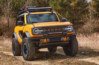 フロントグリルを横断する「BRONCO」のロゴに注目。「F」や「E」から始まらない車名は、実は近年のフォードでは例外的なものなのだ。