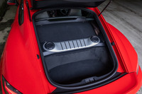 ボディー後部には容量270リッターの荷室が備わる。リアミドシップされる最高出力300PS、最大トルク380N・mの2リッター水平対向4気筒ターボエンジンはトリムに覆われ、外からその姿を見ることはできない。