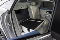 後席は3分割の可倒式。背もたれを倒すことで、荷室容量の拡大、長尺物の積載に対応する。