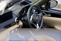 「SレザーパッケージVセレクション」のインストゥルメントパネルまわり。改良型「ロードスター」では、上級グレードのセンターコンソールを革巻きにしたり、速度計を液晶表示としたメーターパネルを使用したりと、内装にも手が加えられている。