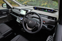 「フリード+」のインテリアカラーはブラックのみ。「ハイブリッドEX」には木目調の装飾パネルが装備される。