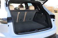 荷室の容量は5人乗車時で770リッター。40:20:40分割式の後席を倒すことで、さらに拡大できる。