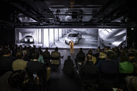 「アウディR26コンセプト」の発表イベントに登壇したアウディのデザイン部門を率いるマッシモ・フラチェッラCCO。