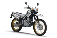 今からおよそ40年前に誕生し、2020年の「セロー250ファイナルエディション」(写真)をもって生産終了した「ヤマハ・セロー」。その中古車はタマ数も豊富で、多くのライダーにとって「安価で乗りやすいトレイルバイク」だったはずが、近年の相場はかつての数倍になっている。