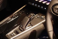 シフトセレクターはスティック型。レバー周辺に電動パーキングブレーキのスイッチや走行モードのセレクトボタンが並ぶ。