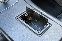 ドリンクホルダーはないが、灰皿は完備されている。せちがらい現代社会に向こうを張るクルマである。