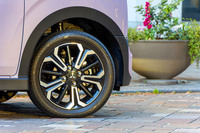 凝ったデザインの15インチアルミホイールは「eKクロスEV」専用のもの。タイヤはブリヂストンの低燃費タイヤ「エコピアEP150」が装着されていた。