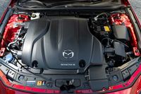 SPCCI技術を用いた新エンジン「スカイアクティブX」は、24Vのマイルドハイブリッド機構と組み合わされる。