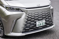 レクサス共通のデザインアイコン「スピンドルボディー」が特徴となるフロントセクション。サテンメッキをあしらった大型の台形グリルをボディーと同色に仕上げ、周辺パーツとの段差を抑えることでシームレス感を強調している。