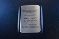 「ヴァンキッシュS」が手仕事で仕上げられていることを示すプレート。