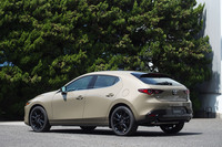 「ジルコンサンドメタリック」の外板色がイメージカラーとなる特別仕様車「レトロスポーツエディション」。写真は「マツダ3ファストバック」(北米仕様車)。