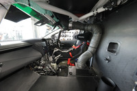 キャビンを仕切るカーボンパネルの“壁”に注目。この向こう側に、4本の水素タンクが搭載されている。