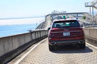 体格に似合わぬ取り回しのしやすさに加え、スムーズで静粛な走りも特徴だった「Q7」。そのドライブフィールは、電気自動車「e-tron」にも通じるものがあった。