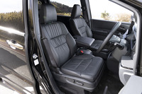 シート表皮は本革。大きめのドレープが入っており、ソフトで高級感のある掛け心地だ。