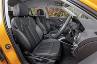 シートは手動調整式となるスポーツタイプ。パーシャルレザーシートと呼ばれるレザー表皮(写真)はオプションとなる。