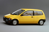 1985年「ホンダ・トゥデイ」。同門の「シティ」が先鞭(せんべん)をつけたトールボーイスタイルが主流だった軽市場に、背が低いワンモーションフォルムをひっさげて登場した。