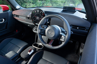 丸い有機LEDディスプレイを中心としたインストゥルメントパネルは新世代MINIに共通のデザイン。メーターパネルはなくなったが、メーターと同じように使えるヘッドアップディスプレイが備わっている。