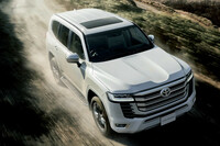 見た目にも実力のうえでも“悪路に強いSUV”である「ランドクルーザー“250”」の登場は、同じ方向性の製品である最上級SUV「ランドクルーザー」(写真)の販売に、少なからず影響をもたらすことになる。