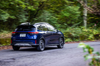 最低地上高や全高がアップしても、ノート元来の素直で爽やかなハンドリングは健在。コーナーを多少追い込む程度のペースで走っても、目立ったアンダーステアや過大なロールを感じさせられることはなかった。