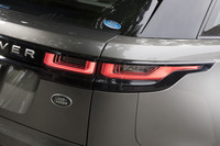 リアまわりは、天地に薄く奥行きのあるデザインのランプが個性を主張する。