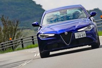 デビュー当時からのクイックな性格のステアリングは変わらない。初期ゲインの鋭さはスーパースポーツカーさながらだ。