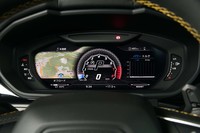 メーターパネルはフル液晶タイプ。写真のように、カーナビの地図を表示することも可能。